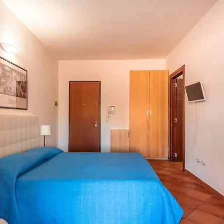 Apartment Relaxing Cristal Blu Sleeps 3 Num1484 *